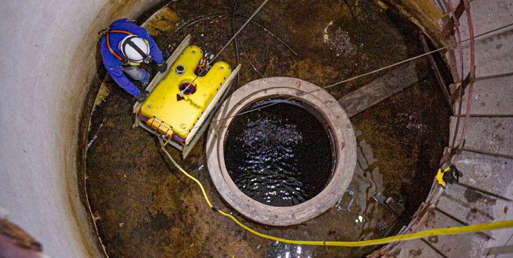 Personal técnico realiza tareas de inspección en la red de ríos subterráneos que transporta agua potable en el AMBA.