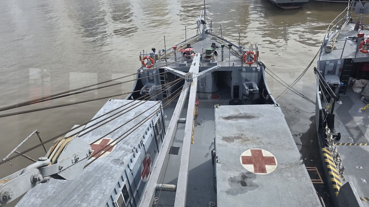 Vista de embarcaciones militares amarradas en un puerto, en el marco del despliegue preventivo de la Armada Argentina.