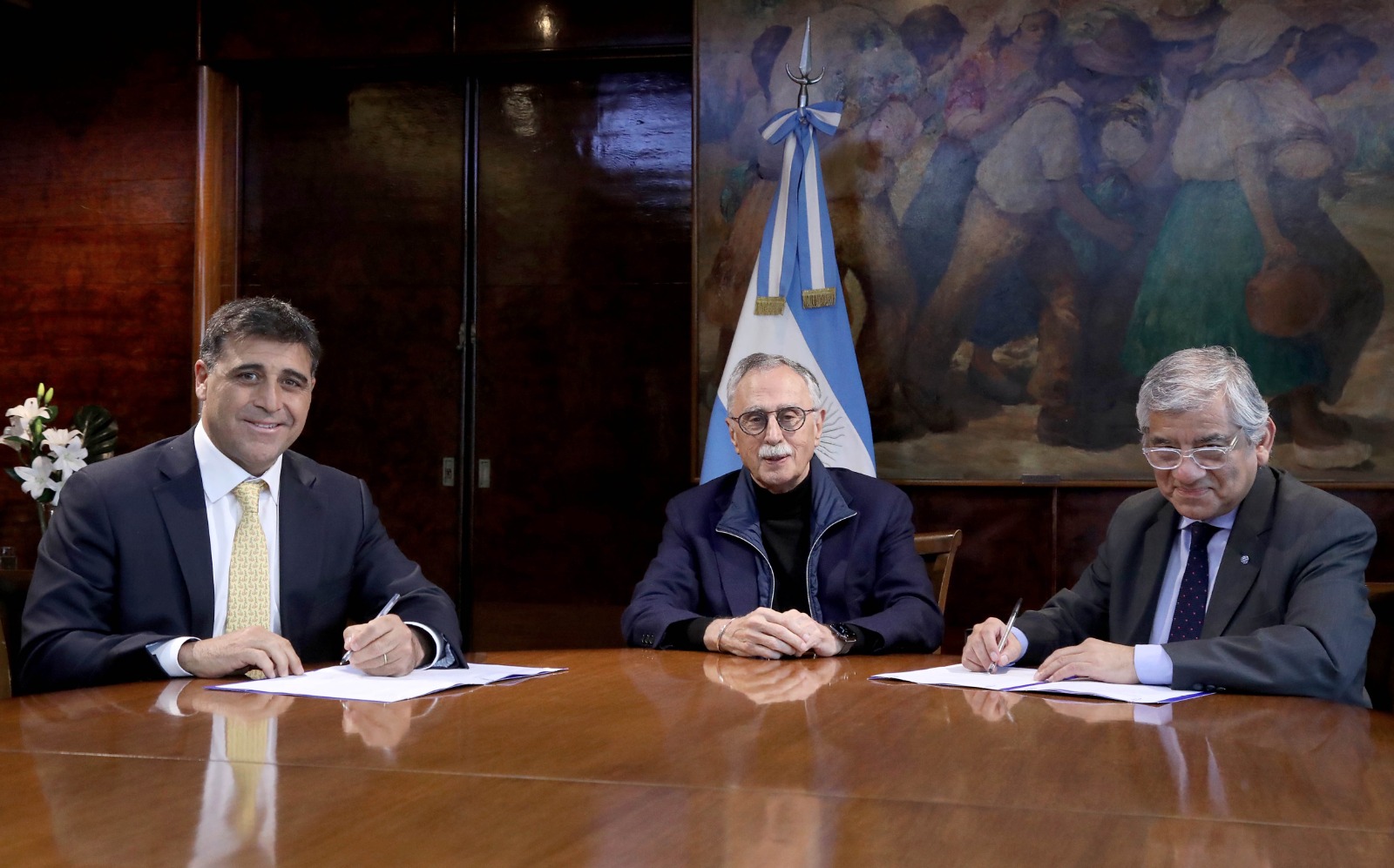Representantes del Ministerio de Salud y de La Serenísima sentados a una mesa durante la reunión en la que se formalizó el acuerdo de colaboración.
