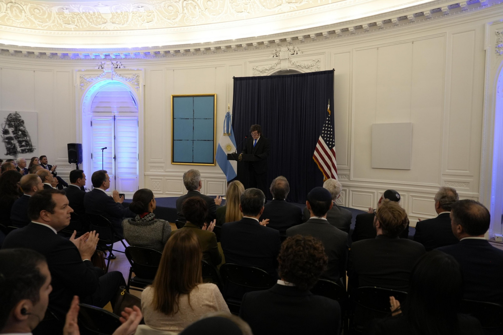 Javier Milei habla ante los asistentes durante una actividad de la Alianza Internacional para la Memoria del Holocausto en la Embajada argentina en Washington.